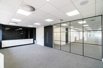 Boston Dr, Bourne End to rent Interior Photo- Image 2 of 5