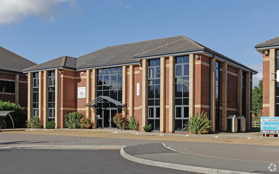 3 Queensbridge, Northampton to rent - Primary Photo - Image 1 of 12