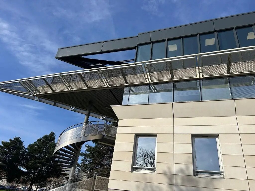 Office in Bron to rent Building Photo- Image 1 of 3