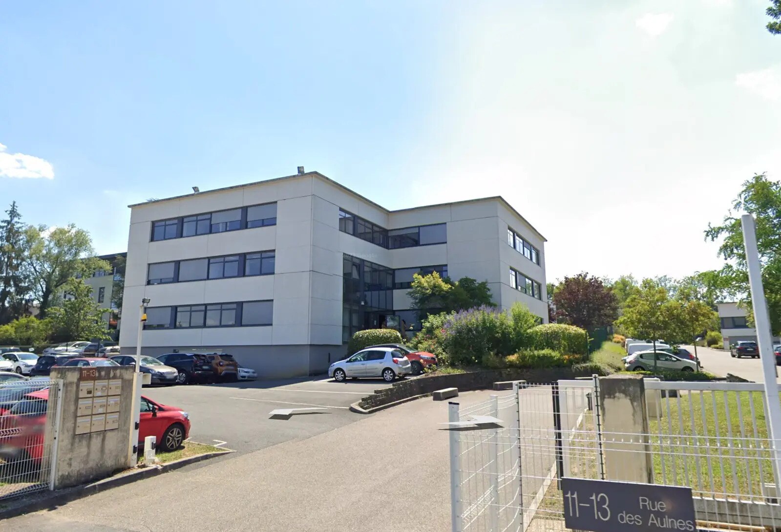Office in Champagne-au-Mont-d'Or to rent Building Photo- Image 1 of 2