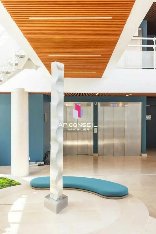 Office in Versailles to rent Lobby- Image 1 of 7