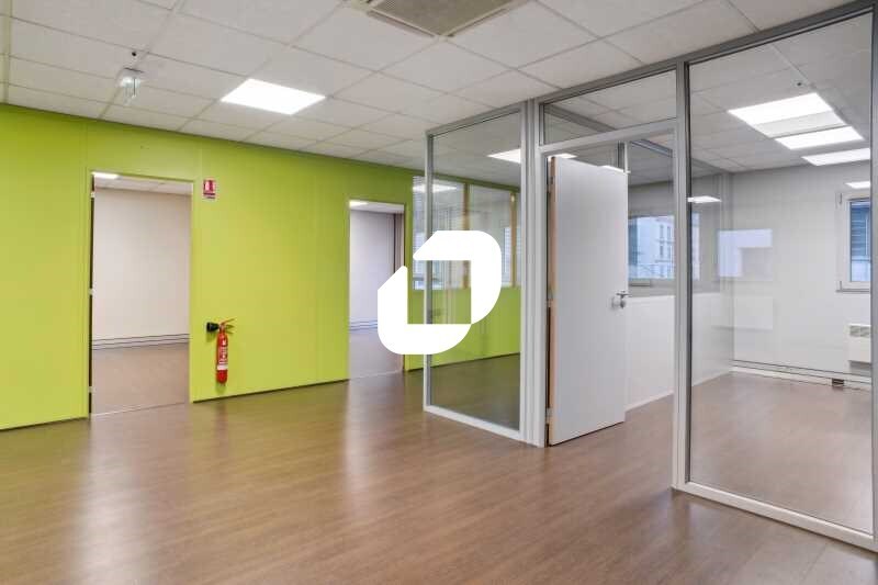 Light Industrial in Villeurbanne to rent - Interior Photo - Image 2 of 12