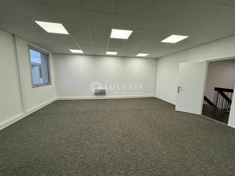 Office in Tremblay-en-France to rent - Interior Photo - Image 3 of 7