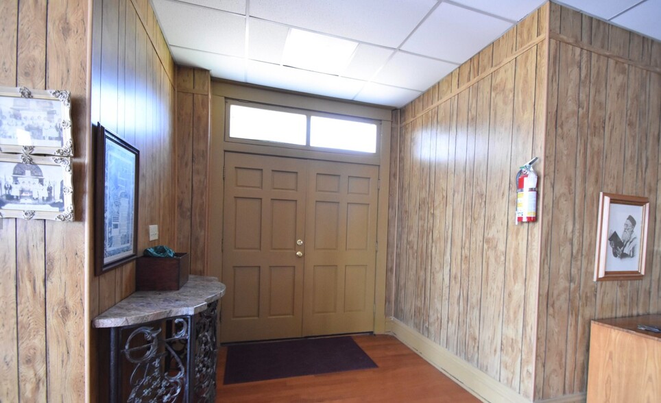 210 E Market St, Greenwood, MS for sale - Interior Photo - Image 2 of 7