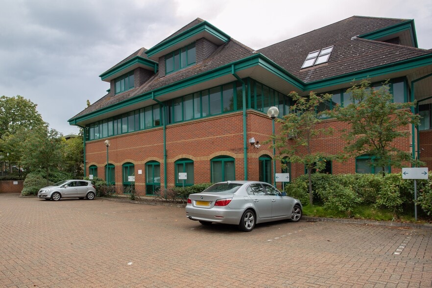 297-299 Kingston Rd, Leatherhead to rent - Interior Photo - Image 1 of 10