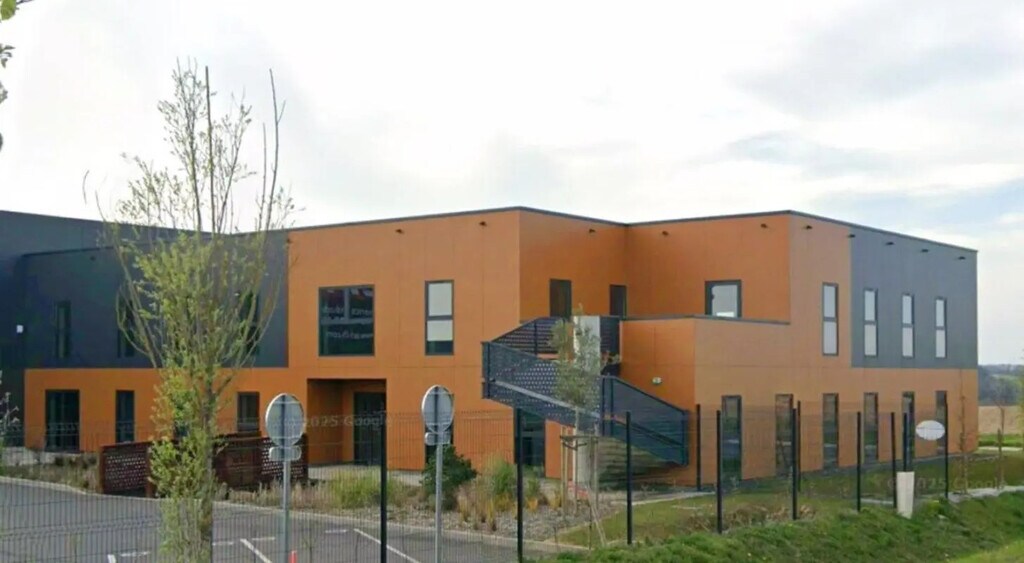 Location Bureaux 454 m² - Photo 1