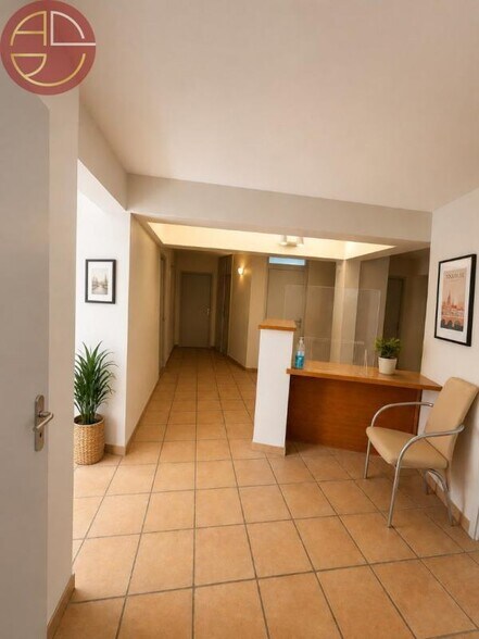 Retail in Saint-Jean for sale - Lobby - Image 1 of 5