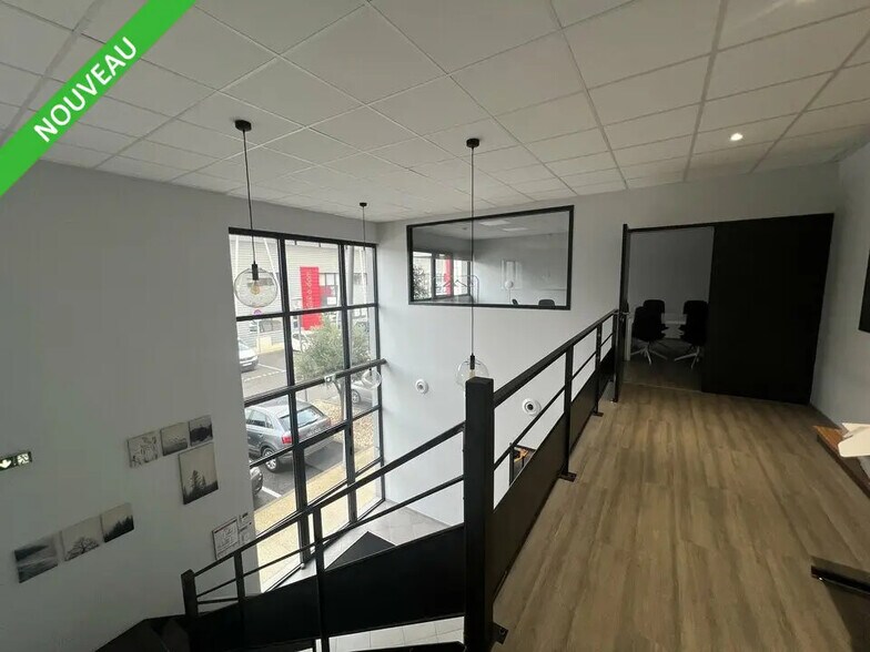 Office in Valence to rent - Building Photo - Image 2 of 5