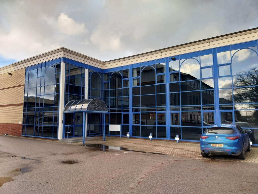 37 Gatwick Rd, Crawley to rent Interior Photo- Image 1 of 4