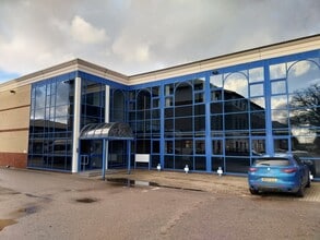 37 Gatwick Rd, Crawley to rent Interior Photo- Image 1 of 4