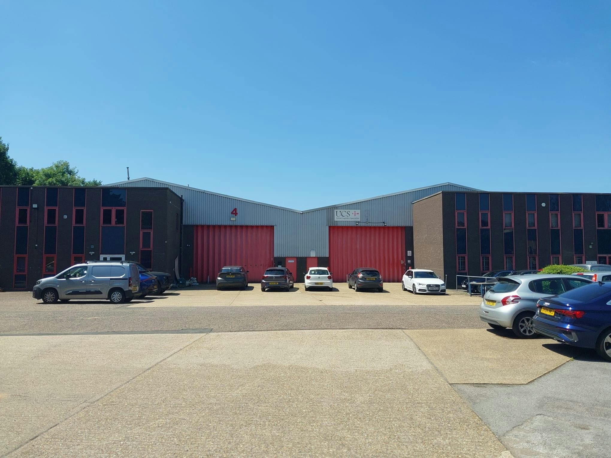 Units 3 & 4, Bracknell Business Centre, Downmill Rd, Bracknell to rent Building Photo- Image 1 of 7