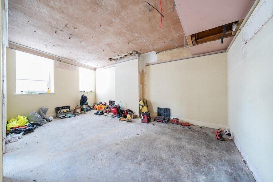 15-17 Bridge St, Pinner to rent - Interior Photo - Image 3 of 7