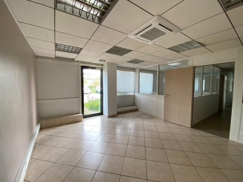 Office in Taluyers to rent - Interior Photo - Image 2 of 6