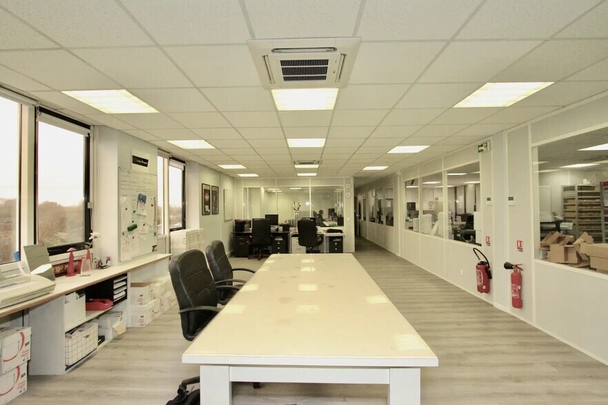 Office in Saint-Thibault-des-Vignes for sale - Interior Photo - Image 2 of 9