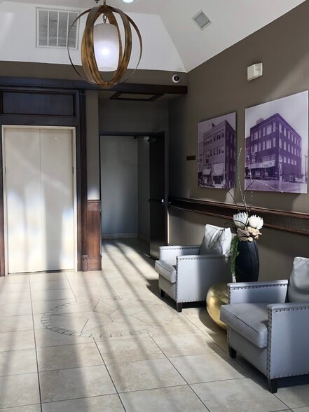 100-102 W Oak St, Denton, TX to rent - Interior Photo - Image 2 of 9