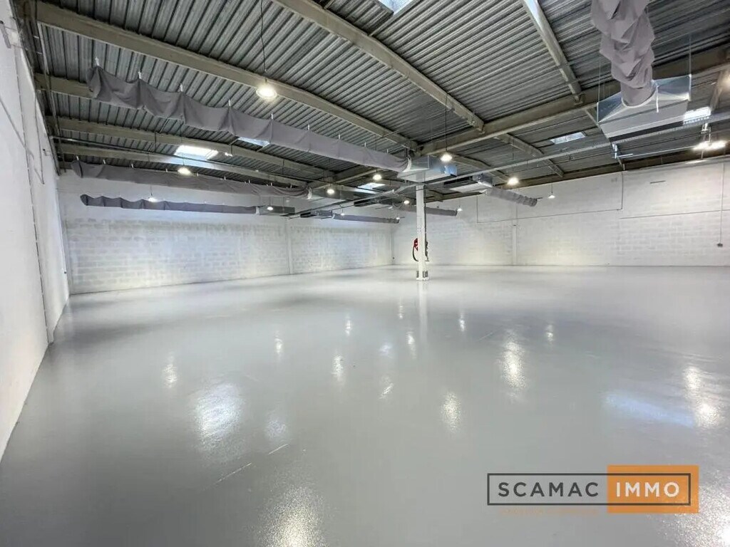 Location Entrepôt 1 380 m² - Photo 1