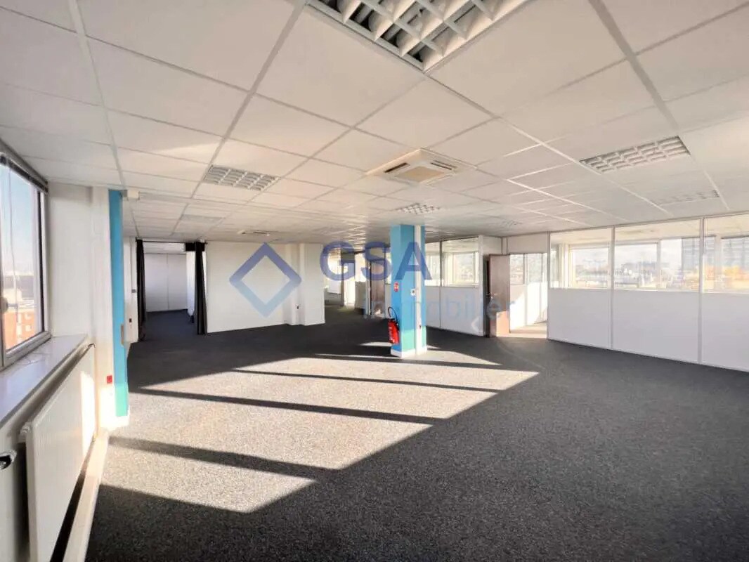 Office in Évry-Courcouronnes to rent Interior Photo- Image 1 of 12