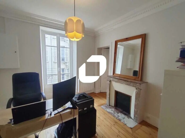 Office in Versailles to rent - Interior Photo - Image 1 of 8