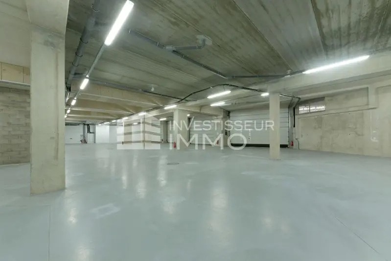 Light Industrial in Paris to rent - Interior Photo - Image 1 of 5