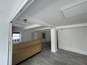 116 Commercial St, Brighouse for rent Interior Photo- Image 2 of 8