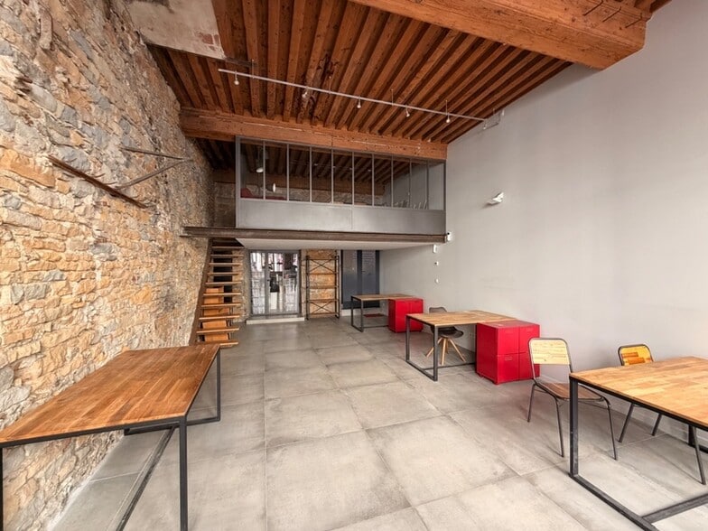Retail in Lyon to rent - Interior Photo - Image 2 of 7