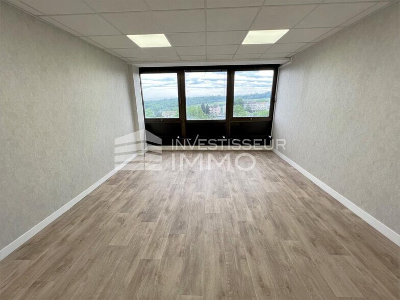 Office in Sucy En Brie to rent - Interior Photo - Image 3 of 3