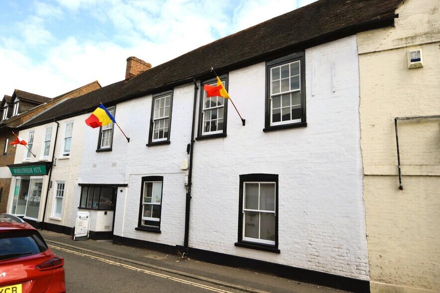 44 High St, Bagshot to rent - Building Photo - Image 2 of 2