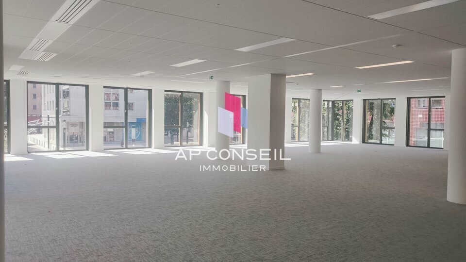 Office in Montigny-le-Bretonneux to rent - Building Photo - Image 2 of 12