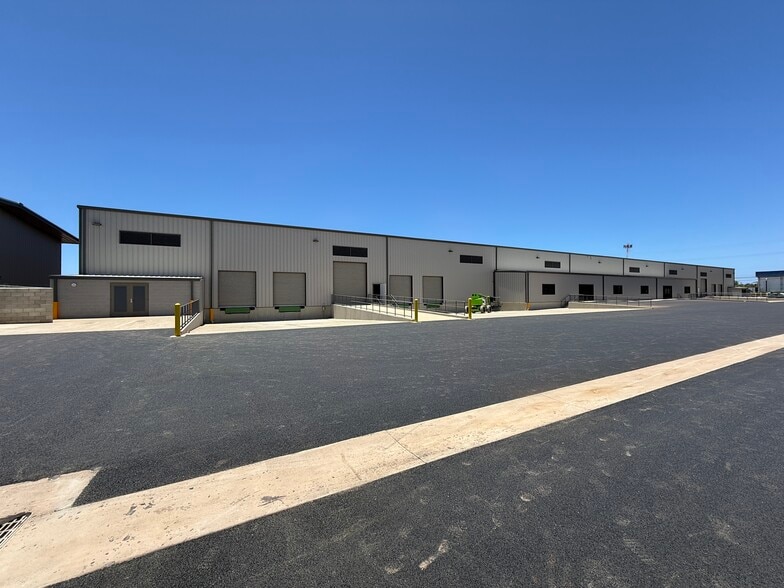 91-209 Kuhela St, Kapolei, HI to rent - Building Photo - Image 1 of 8