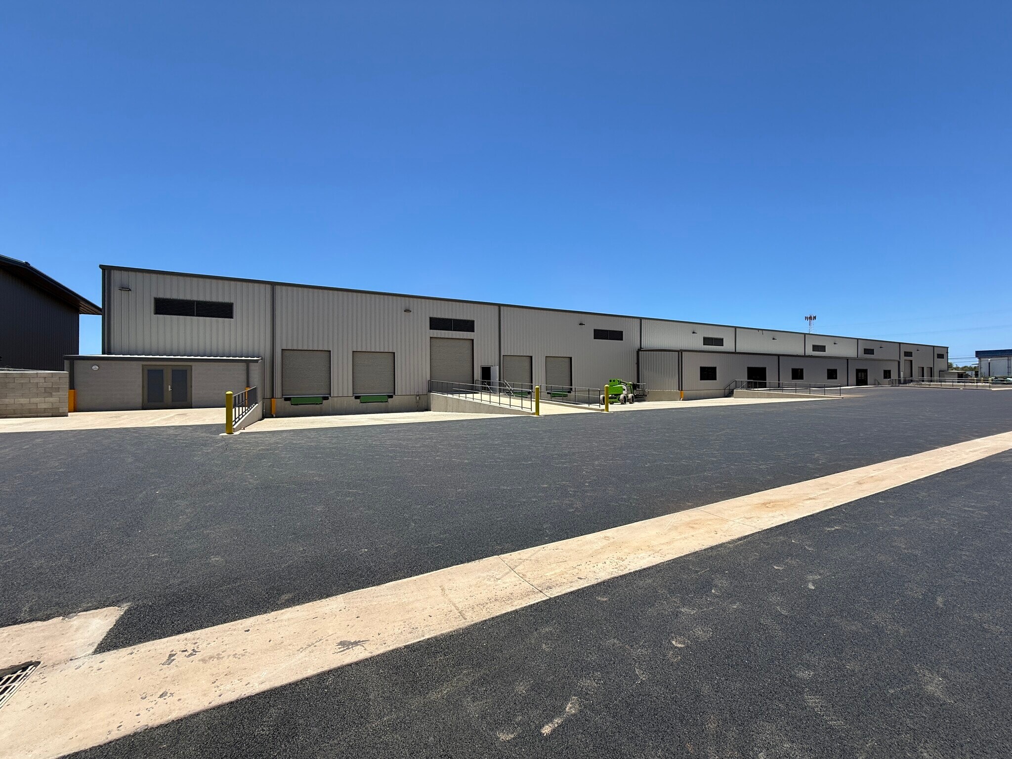 91-209 Kuhela St, Kapolei, HI to rent Building Photo- Image 1 of 9