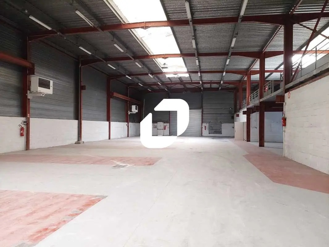 Light Industrial in Coignières to rent Interior Photo- Image 1 of 9