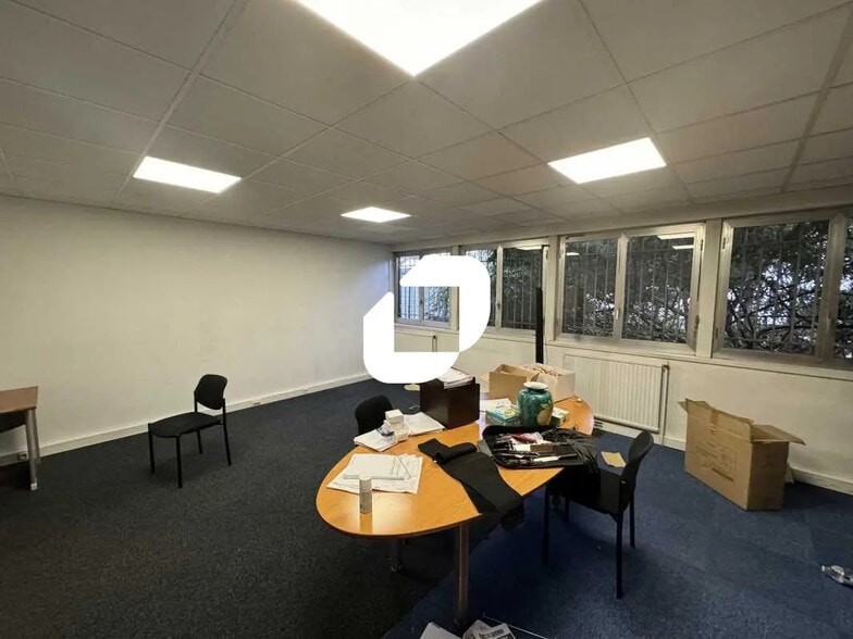 16 Rue Des Oliviers, Thiais to rent - Interior Photo - Image 3 of 28