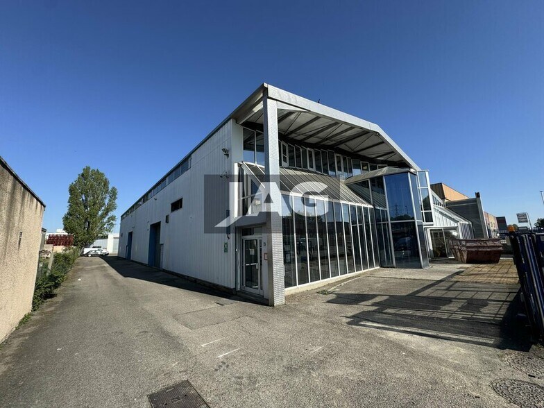 Light Industrial in Vaulx-en-Velin to rent - Building Photo - Image 2 of 11
