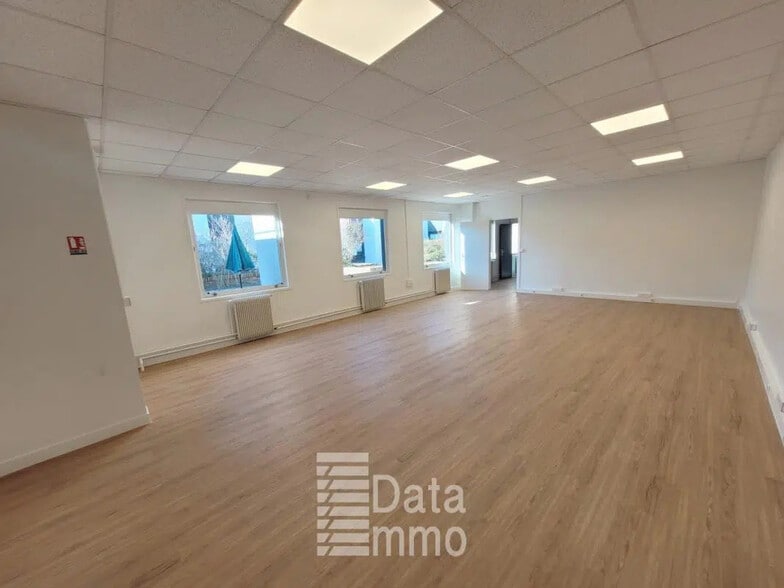 Office in Lognes to rent - Building Photo - Image 1 of 21