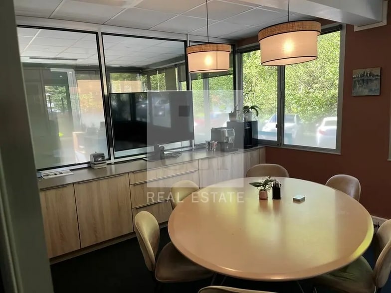 Office in Lissieu for sale - Building Photo - Image 3 of 12