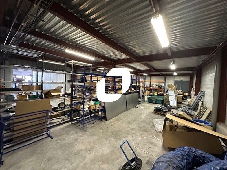 Light Industrial in Saint-Mard to rent - Interior Photo - Image 1 of 21