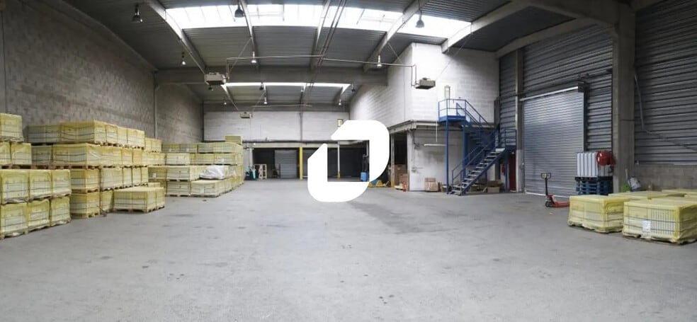 Light Industrial in Chassieu to rent - Interior Photo - Image 3 of 12