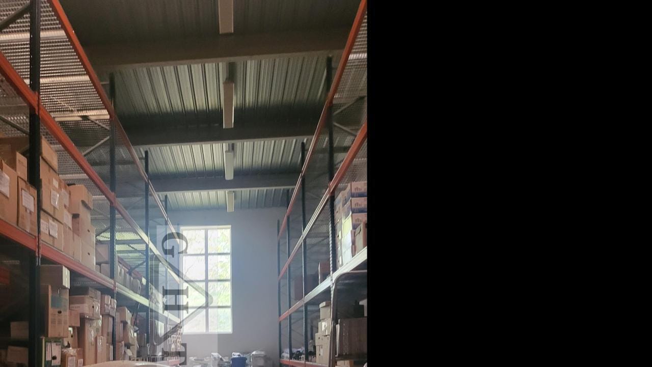 Industrial in Boissy Saint Leger for sale Interior Photo- Image 1 of 7