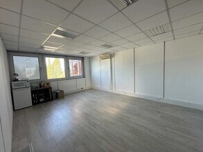Light Industrial in Aix-en-Provence to rent Interior Photo- Image 1 of 6