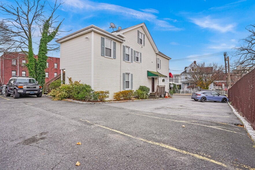 13 N Water St, Greenwich, CT for rent - Building Photo - Image 3 of 6