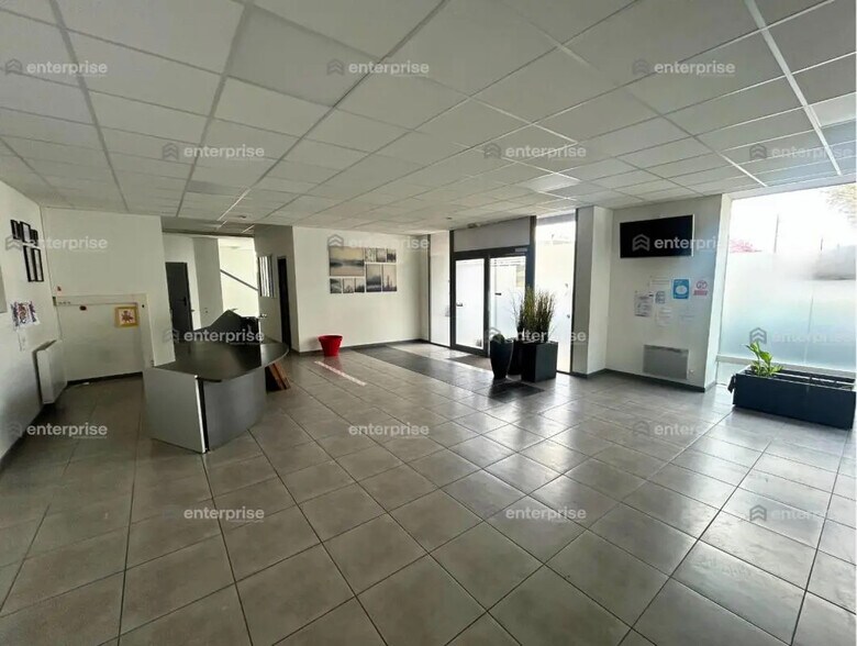 Retail in Soissons for sale - Lobby - Image 2 of 7