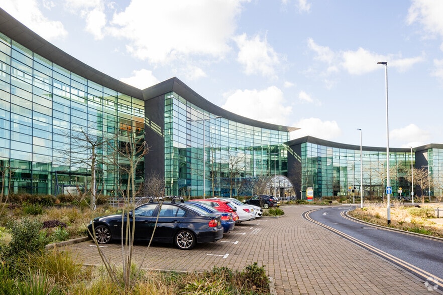 Basingstoke Rd, Reading to rent - Primary Photo - Image 1 of 21