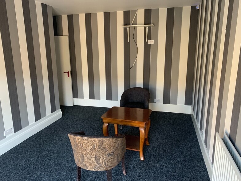 18A-18b West Marketgait, Dundee to rent - Building Photo - Image 3 of 6