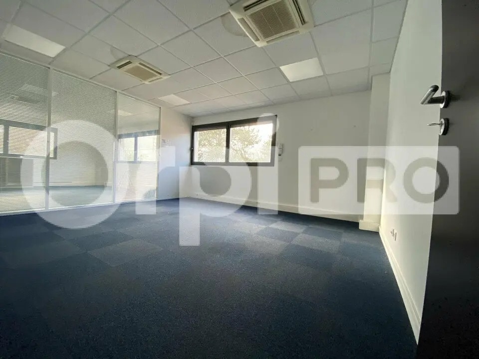 Office in Dardilly to rent Interior Photo- Image 1 of 16