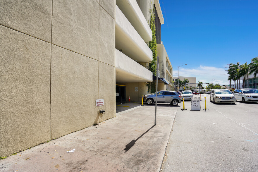 747 Ponce de Leon Blvd, Coral Gables, FL for rent - Building Photo - Image 2 of 11