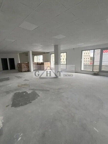 Office in Saint-Ouen-sur-Seine to rent - Building Photo - Image 2 of 8