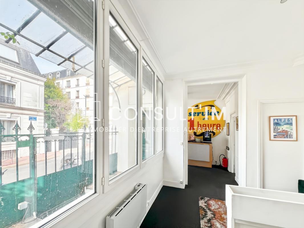 Office in Asnières-sur-Seine to rent Interior Photo- Image 1 of 8