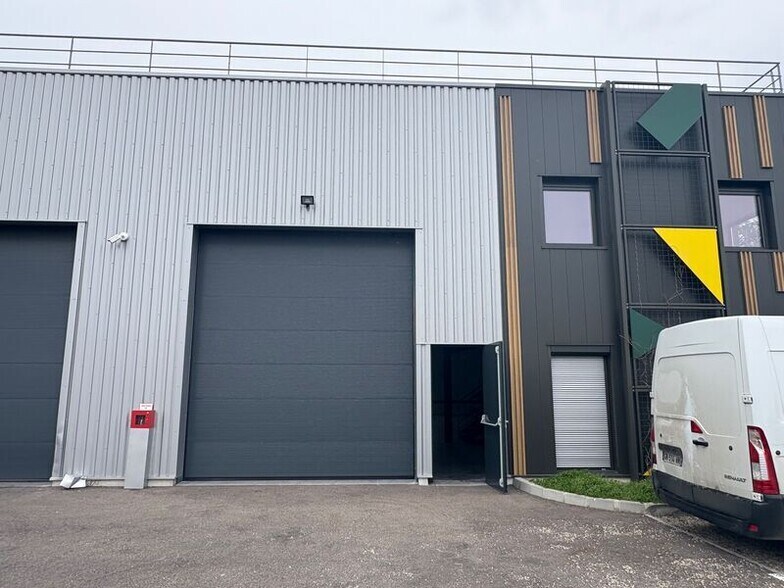 Industrial in Saint-Priest to rent - Building Photo - Image 2 of 9