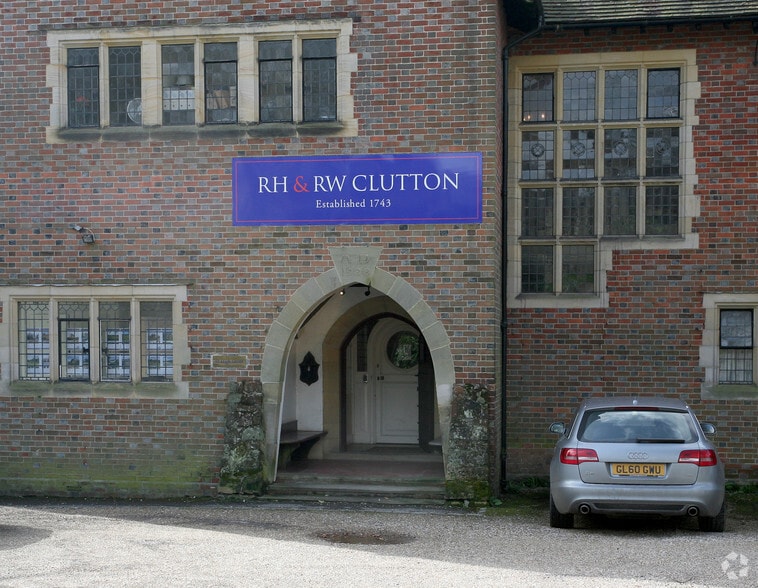 92 High St, East Grinstead to rent - Building Photo - Image 3 of 4