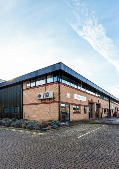 Newton Rd, Crawley to rent - Building Photo - Image 2 of 12